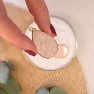 Annika - gouden druppelvormige oorbellen met elegante afwerking