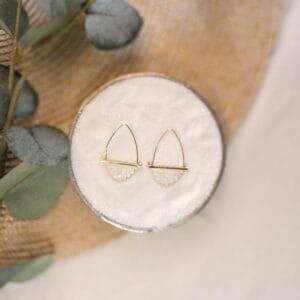 Bella - witte bloemvormige oorbellen