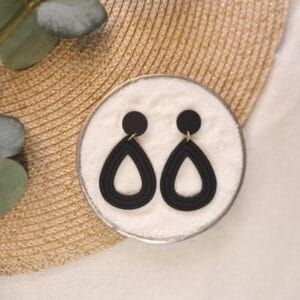 Cecilia- Moderne oorbellen in druppelvorm in zwart, wit of beige