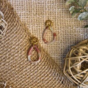 Delphine - Gouden oorbellen met roze - witte marmerlook