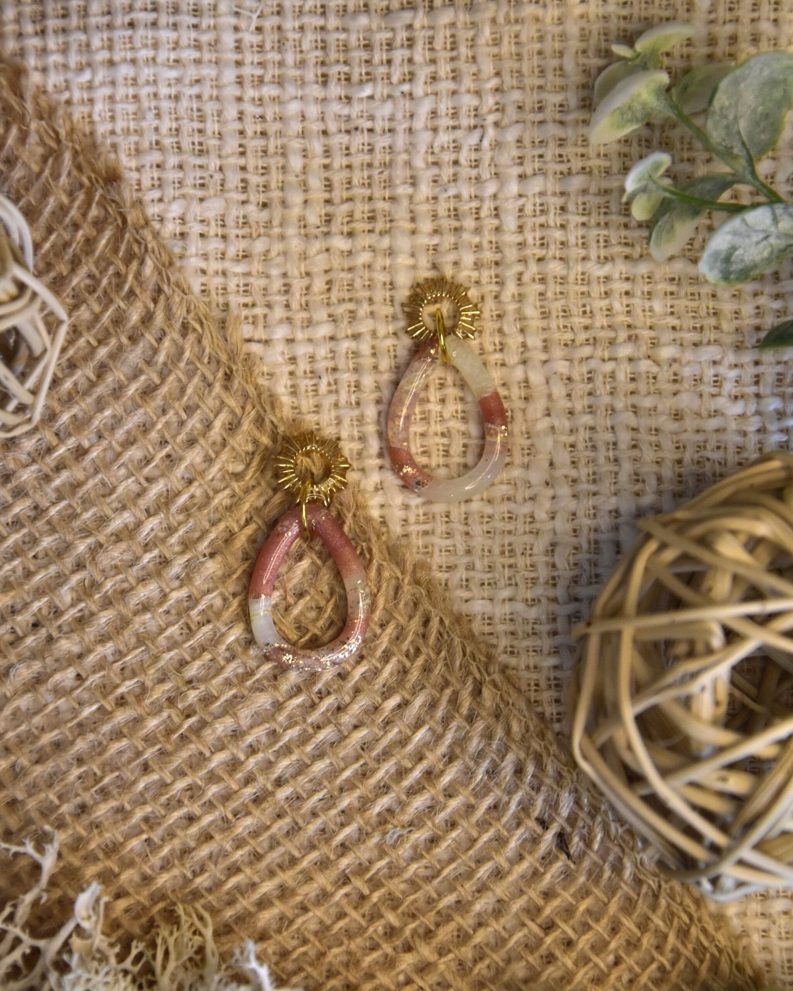 Delphine - Gouden oorbellen met roze - witte marmerlook