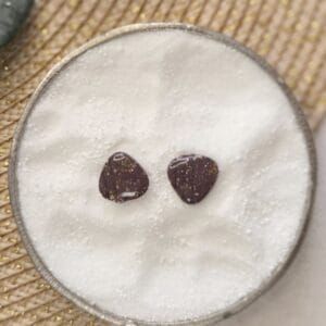 Dewi - Bruine studs met gouden accenten