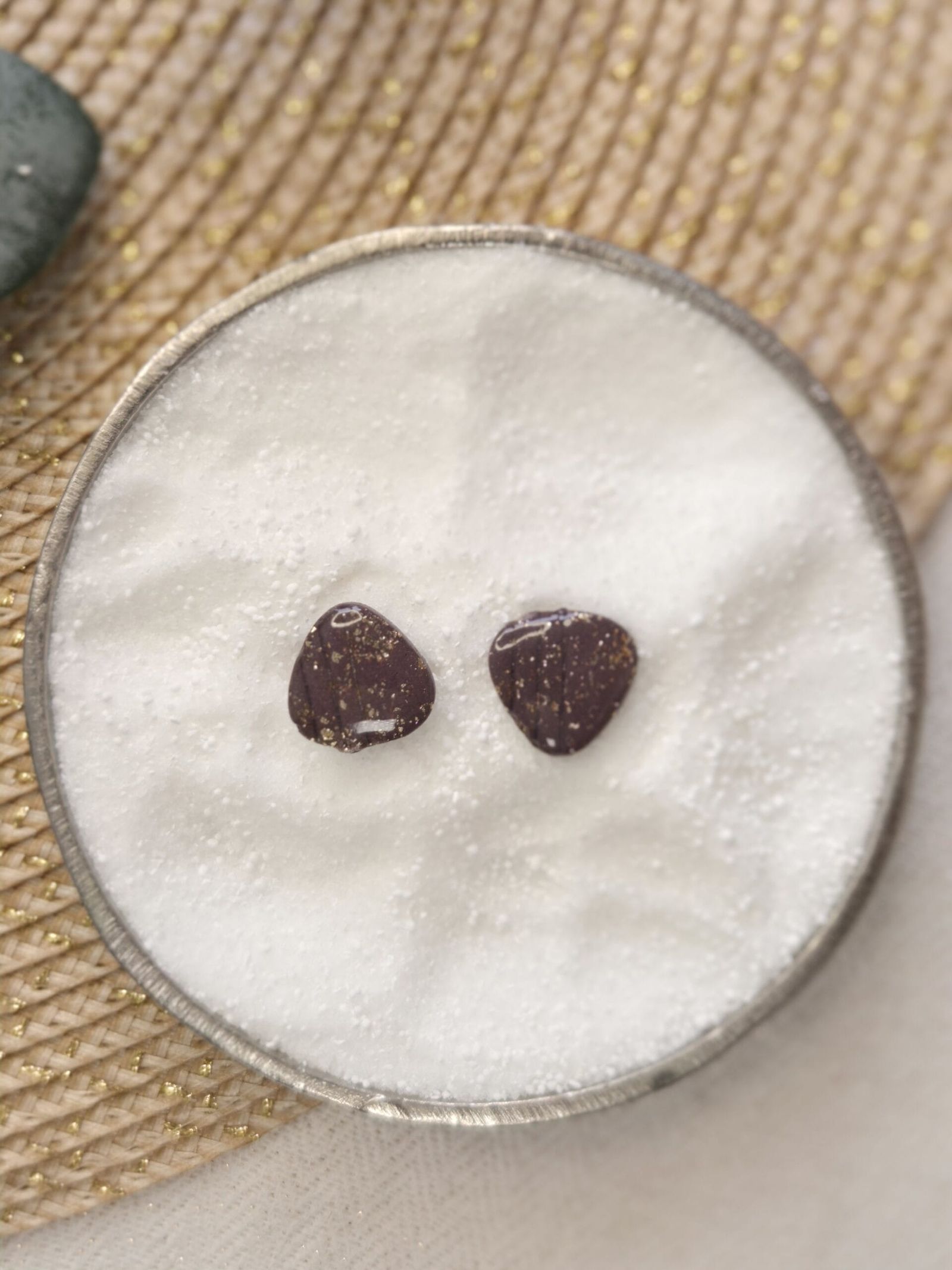 Dewi - Bruine studs met gouden accenten