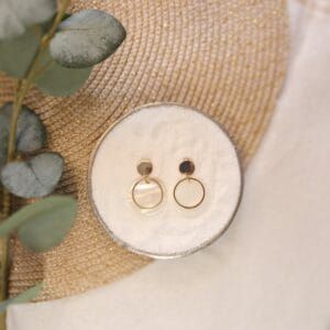 Freya - Minimalistische gouden oorbellen met witte parelmoer hanger