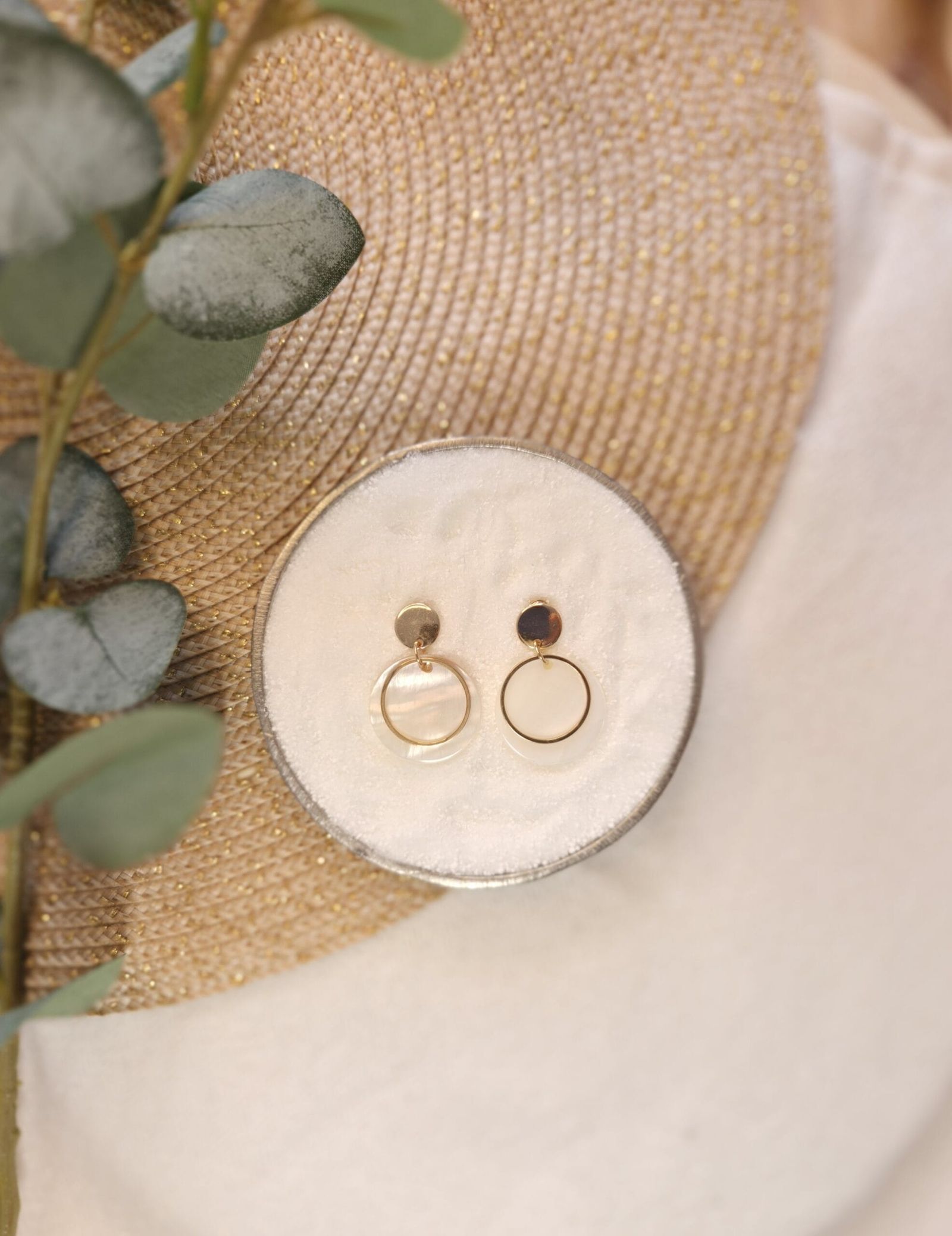 Freya - Minimalistische gouden oorbellen met witte parelmoer hanger