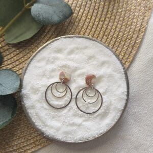 Helen - Moderne ronde oorbellen met marmerlook steen en metalen ringen