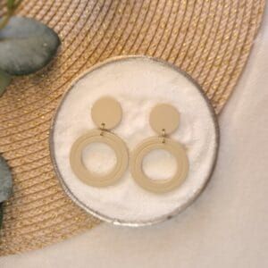 Ida - Minimalistische en stijlvolle ronde oorbellen in zacht beige