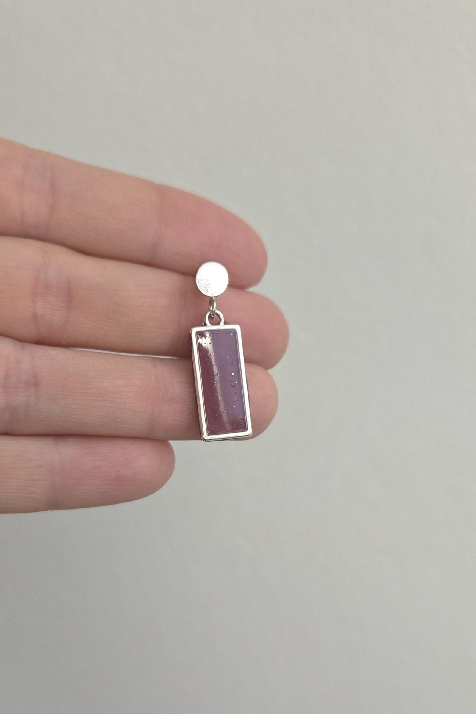 Ivy - Rechthoekige oorbellen met steenlook - Afbeelding 2