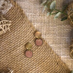 Lily - subtiele roze ronde oorbellen met gouden afwerking