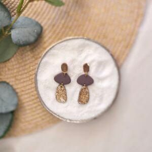 Selena - Elegante bruin met gouden oorbellen