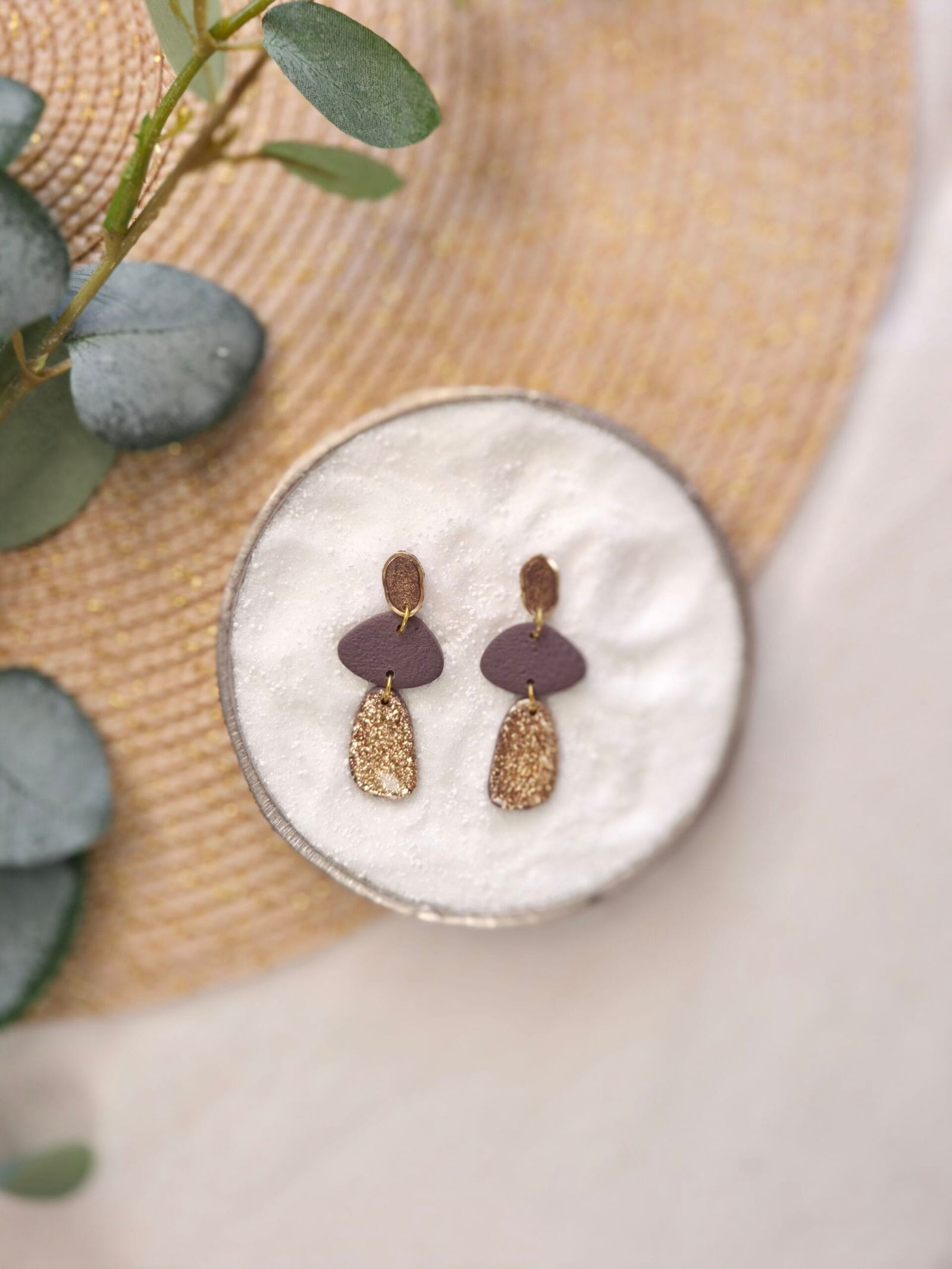 Selena - Elegante bruin met gouden oorbellen