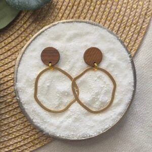 Tessa - Minimalistische gouden oorbellen met houten stud