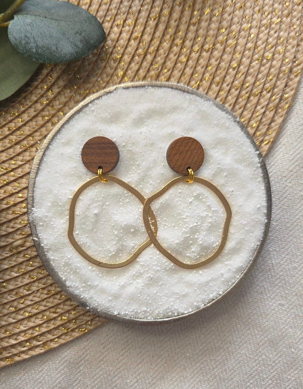 Tessa - Minimalistische gouden oorbellen met houten stud